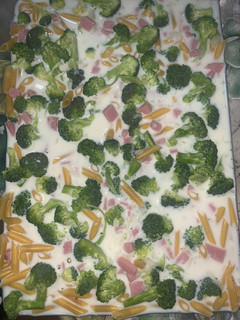 Una foto de Macarrones al horno con jamón York y brócoli