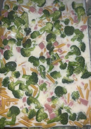 Una foto de Macarrones al horno con jamón York y brócoli