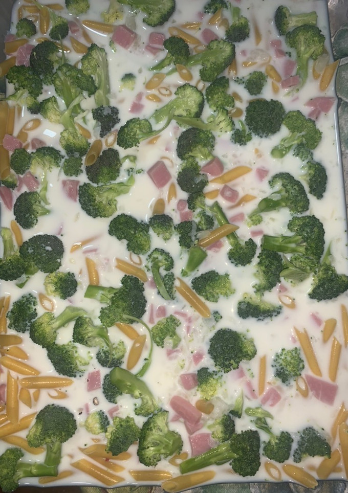 Una foto de Macarrones al horno con jamón York y brócoli