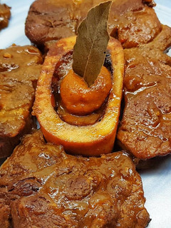 Una foto de Ossobucco de ternera con moixernons al vermut rojo