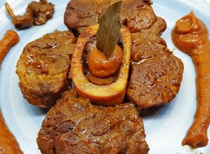 Una foto de Ossobucco de ternera con moixernons al vermut rojo