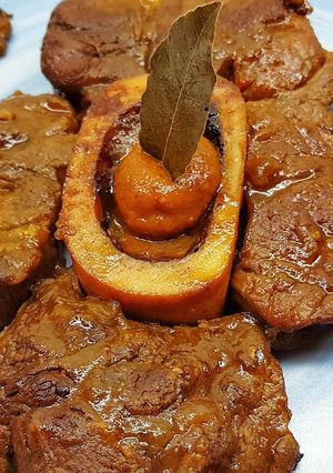 Una foto de Ossobucco de ternera con moixernons al vermut rojo