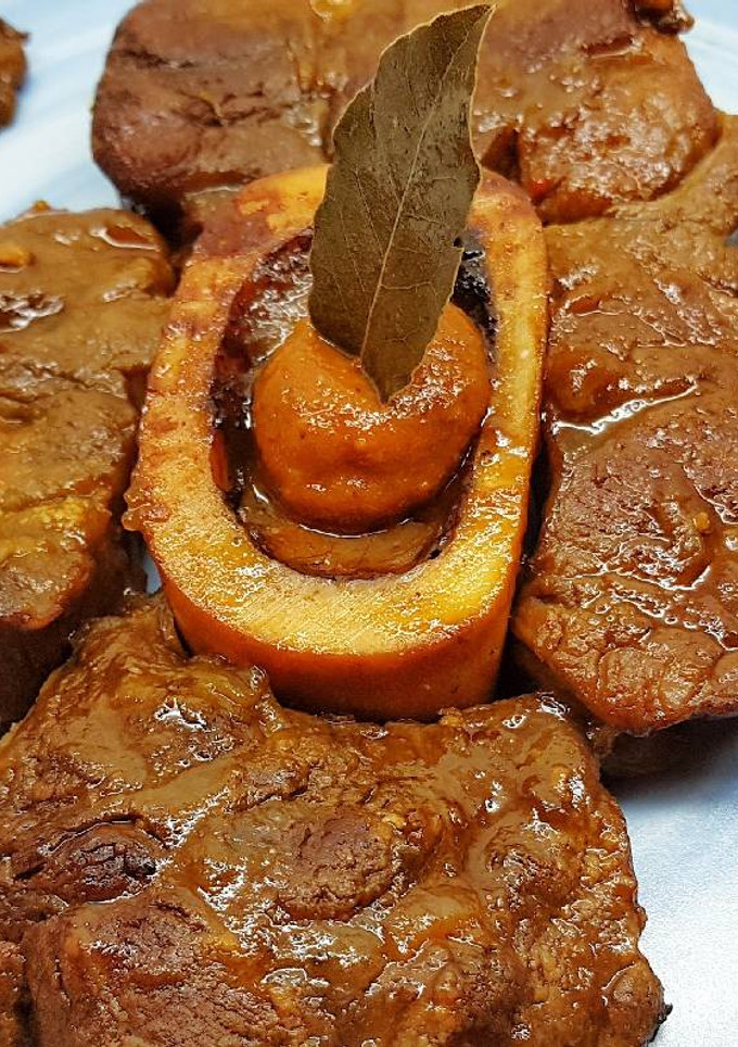 Una foto de Ossobucco de ternera con moixernons al vermut rojo
