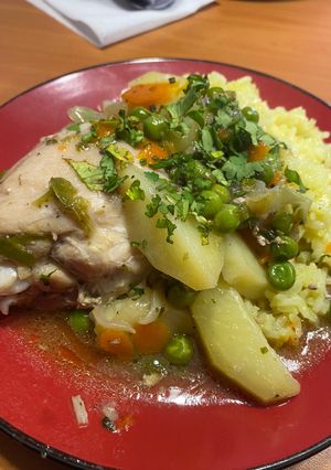 Una foto de Pollo arvejado con arroz 🍗