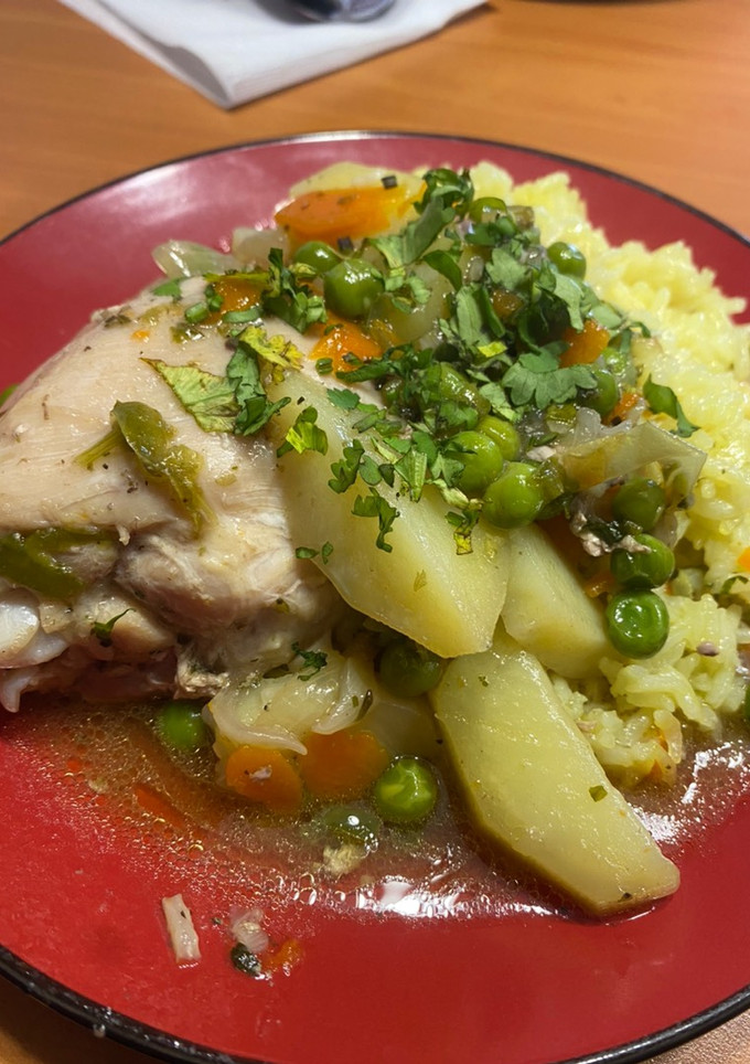 Una foto de Pollo arvejado con arroz 🍗