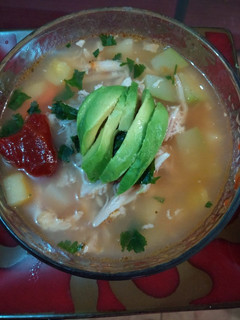 Una foto de Caldo Tlalpeño de pollo (con garbanzo)
