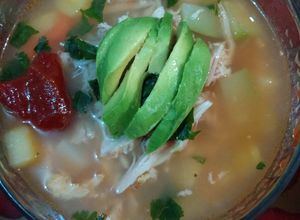 Una foto de Caldo Tlalpeño de pollo (con garbanzo)
