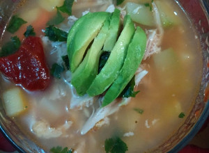 Una foto de Caldo Tlalpeño de pollo (con garbanzo)