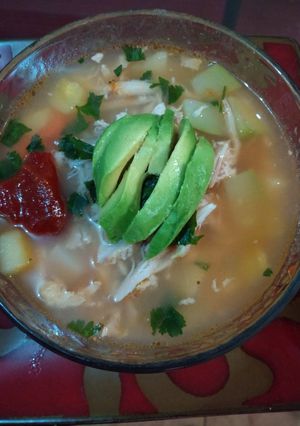 Una foto de Caldo Tlalpeño de pollo (con garbanzo)