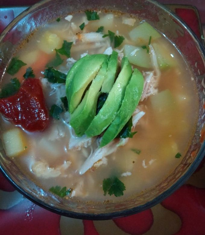 Una foto de Caldo Tlalpeño de pollo (con garbanzo)