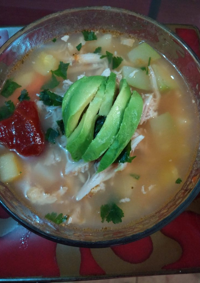 Una foto de Caldo Tlalpeño de pollo (con garbanzo)