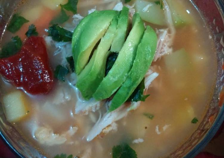Caldo Tlalpeño de pollo (con garbanzo)