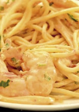 Una foto de Spaghetti con camarones y una salsa muy especial 🍝🍤