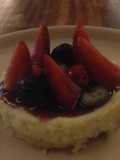 Cheesecake de queso de cabra con reducción de vino tinto