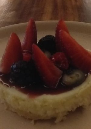 Una foto de Cheesecake de queso de cabra con reducción de vino tinto