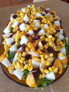 Una foto de Ensalada de verano con salsa especial