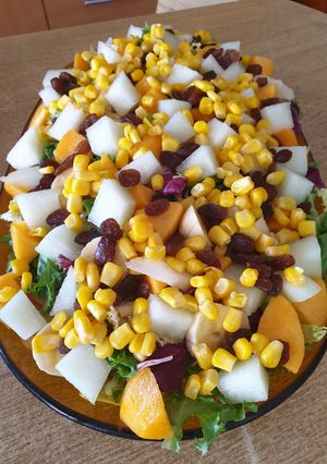 Una foto de Ensalada de verano con salsa especial