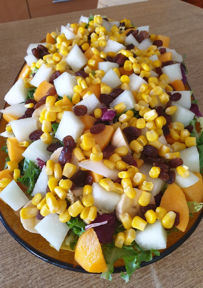 Una foto de Ensalada de verano con salsa especial