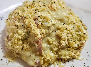 Una foto de PASTA A La Carbonara🥓 sin Huevo...!😋