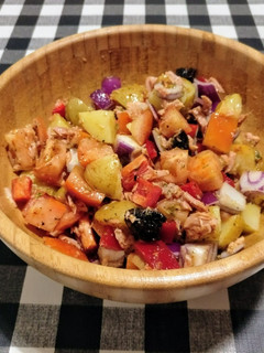 Una foto de Ensalada campera con atún y ciruelas secas
