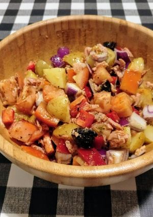 Una foto de Ensalada campera con atún y ciruelas secas