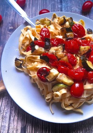 Une photo de Pâtes aux tomates cerises rôties et courgettes rôties