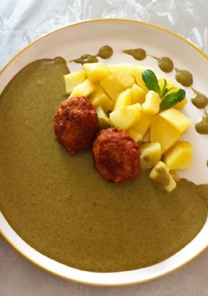 Sóskamártás, főtt burgonyával és fasírttal recept fotója