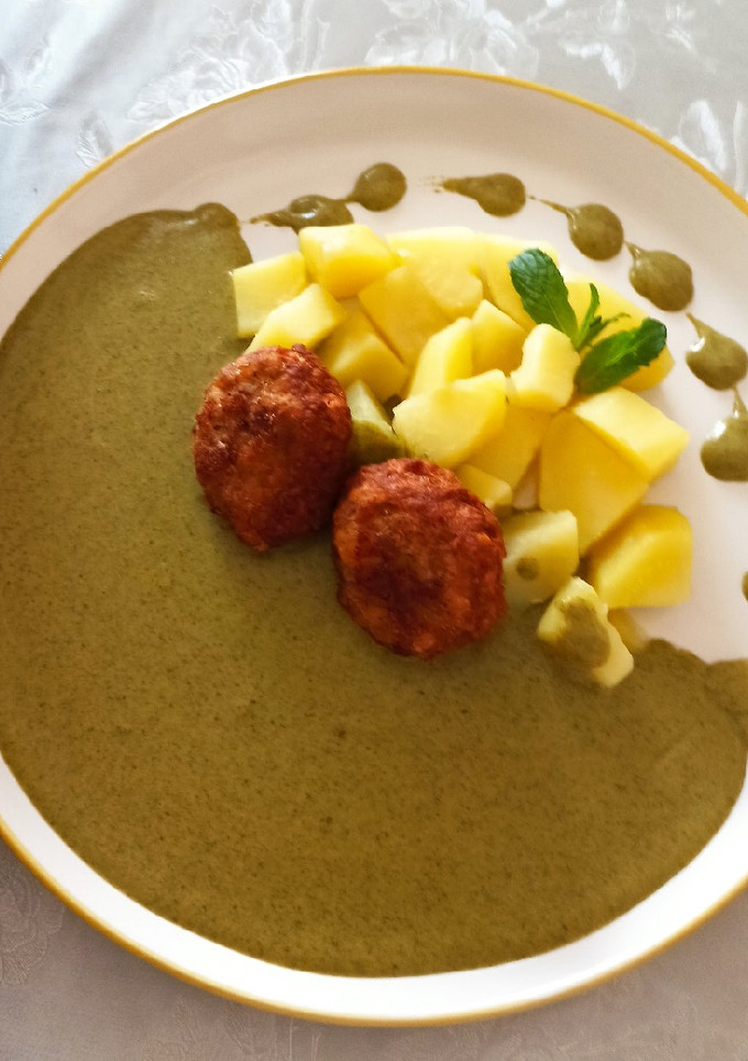 Sóskamártás, főtt burgonyával és fasírttal recept fotója
