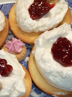 Una foto de Galletas crocantes con chantilly y mermelada casera de frambuesas
