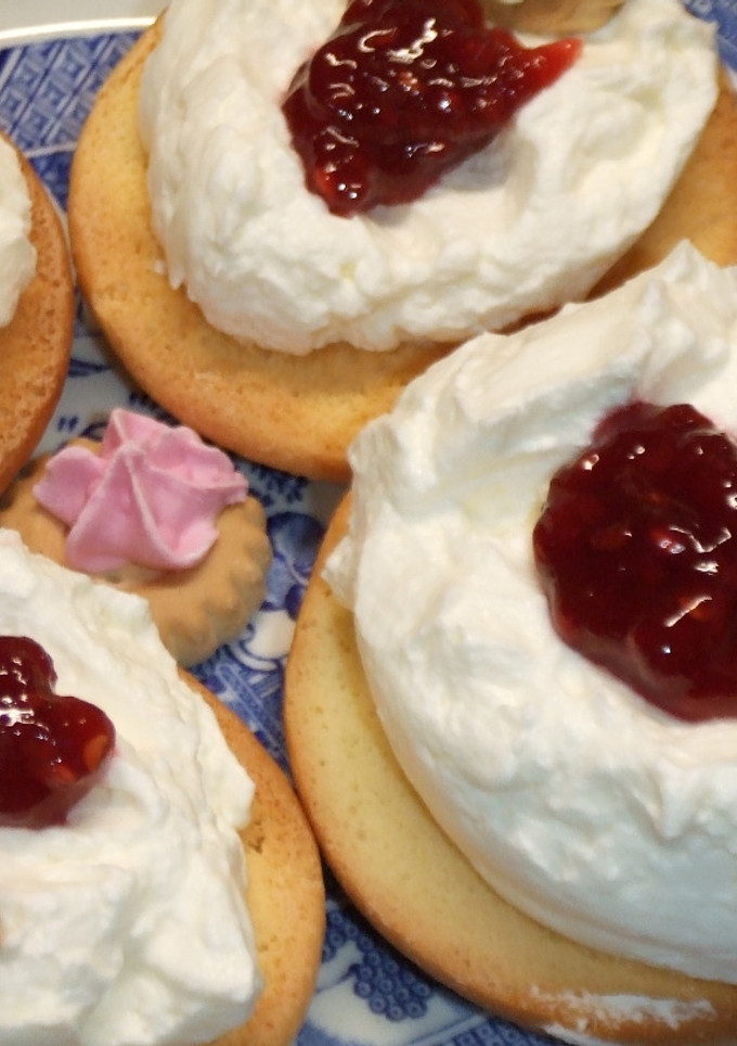 Una foto de Galletas crocantes con chantilly y mermelada casera de frambuesas