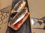Una foto de boquerones horno