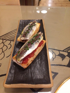 Una foto de Tosta de boquerón con olivada y tomate 🍅fresco