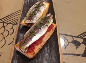Una foto de Tosta de boquerón con olivada y tomate 🍅fresco