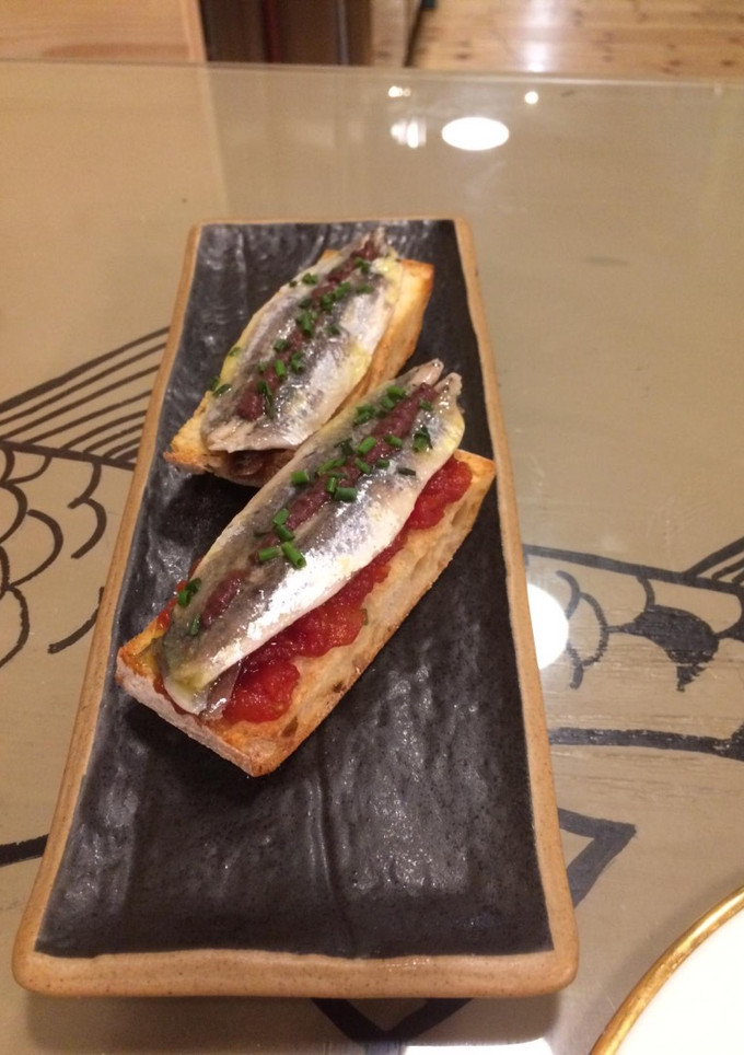 Una foto de Tosta de boquerón con olivada y tomate 🍅fresco