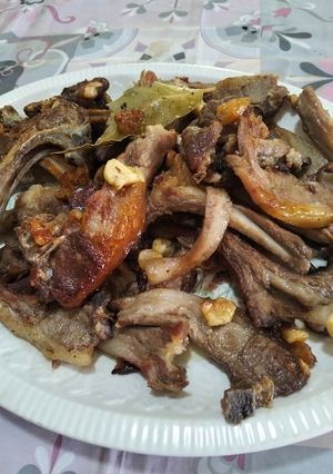 Una foto de Chuletillas de cordero con ajos