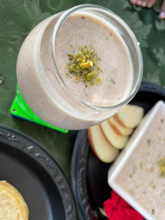 ખજૂર અંજીર મિલ્કશેક (Khajoor Anjeer Milkshake Recipe In Gujarati) રેસીપી મુખ્ય ફોટો
