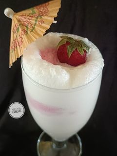 वनीला स्ट्रॉबेरी आइसक्रीम शेक (Vanilla strawberry icecream shake recipe in hindi) रेसिपी मुख्य फोटो