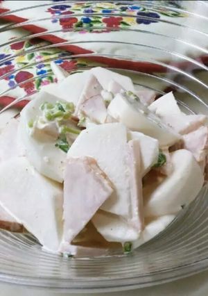 A picture of Japanese turnip salad.