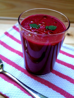 Una foto de Gazpacho detox de remolacha fresca