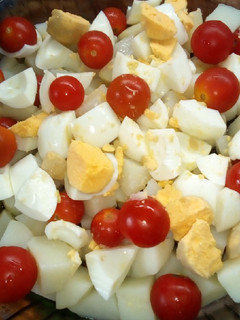 Una foto de Ensalada de papa huevo y tomate cherry
