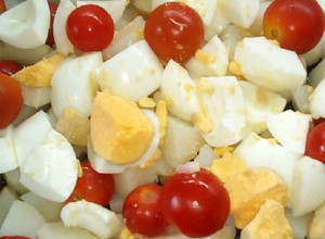 Una foto de Ensalada de papa huevo y tomate cherry