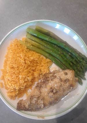Una foto de Filete de Mero arroz y espárragos