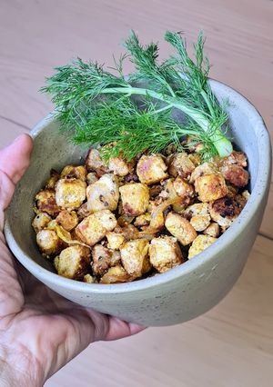 Una foto de Tofu encebollado marinado con pimienta de Jamaica 🧅 Tofu (soja) al "allspice" salteado en cebolla