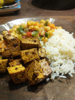 Una foto de Tofu con salteado de verduras y arroz