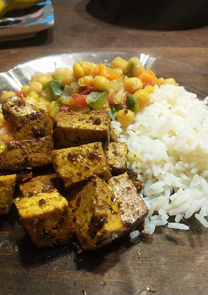 Una foto de Tofu con salteado de verduras y arroz