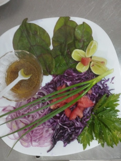 Una foto de Ensalada con espinacas y repollo morado