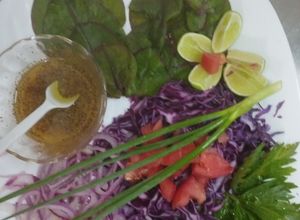 Una foto de Ensalada con espinacas y repollo morado