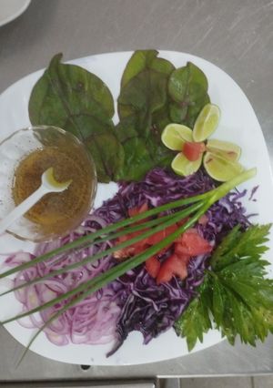 Una foto de Ensalada con espinacas y repollo morado