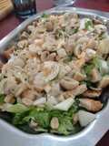 Ensalada de lechuga con champiñones, cebolla y crutones...