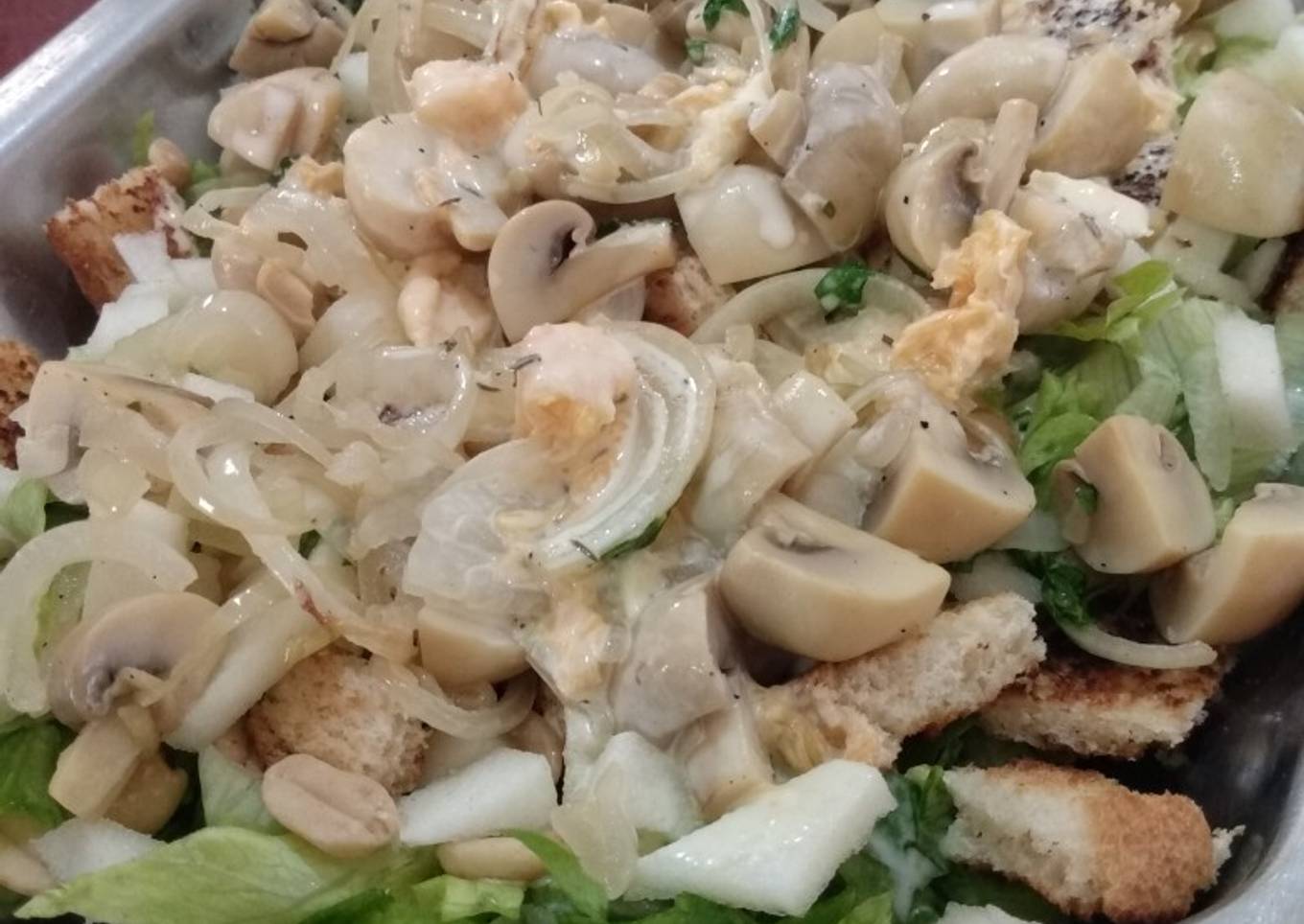 Ensalada de lechuga con champiñones, cebolla y crutones...